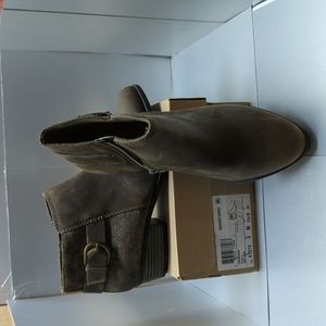 BNWT Clark Addiy Kara Ankle Bootie Olive / 9M